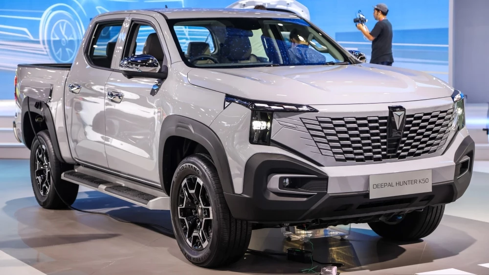 Пикап Deepal Hunter K50 на Международном автосалоне в Бангкоке 2025 сбоку спереди
