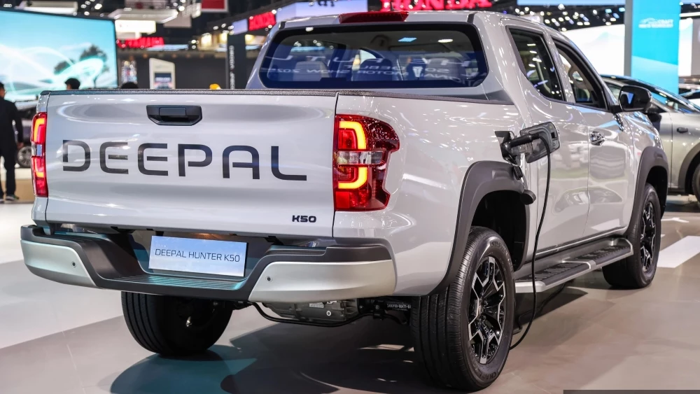 Пикап Deepal Hunter K50 на Международном автосалоне в Бангкоке 2025 сбоку сзади