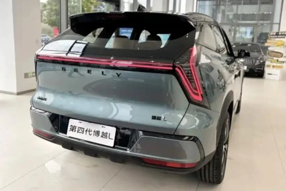 кроссовер Geely Atlas четвертого поколения сзади