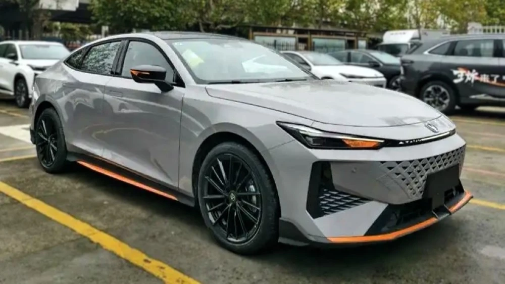 Changan Uni-V обновленный новый 2025 у дилера сбоку спереди