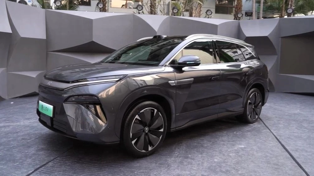 Кроссовер BYD Tang L EV сбоку спереди