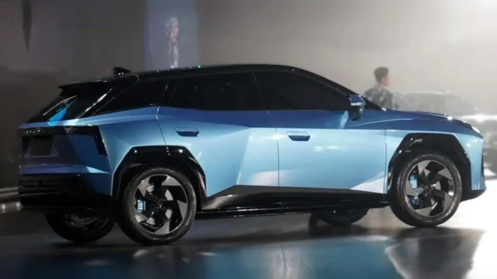 Кроссовер Omoda C3 сбоку сзади в Китае