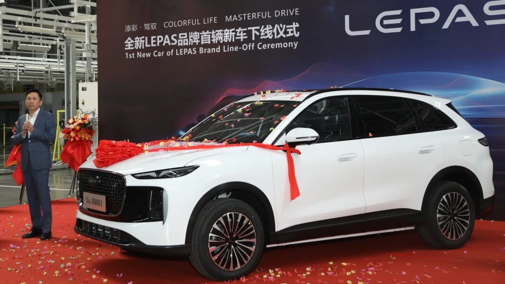 Кроссовер Lepas L8 сбоку спереди в Китае