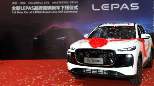 Кроссовер Lepas L8 сбоку спереди в Китае