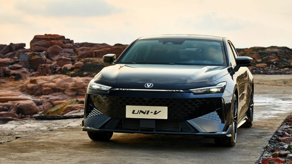 Changan Uni-V 2025 спереди