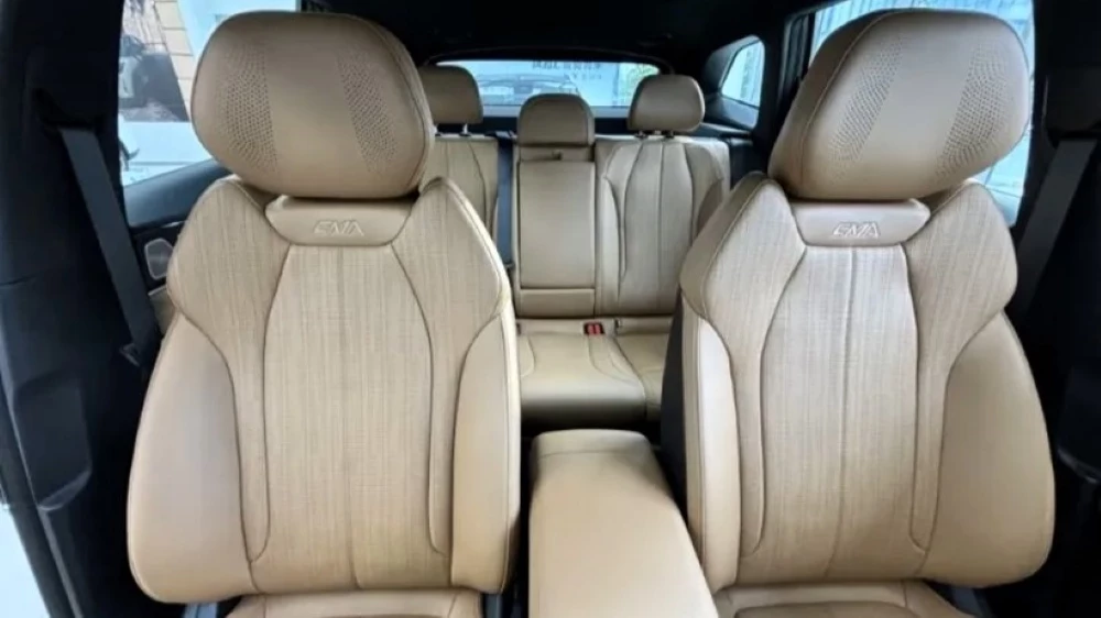 кроссовер Geely Atlas четвертого поколения салон интерьер