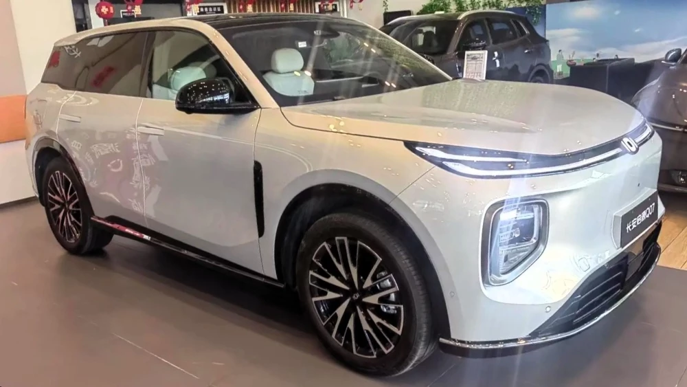 кроссовер Nevo Q07 сбоку спереди в Китае