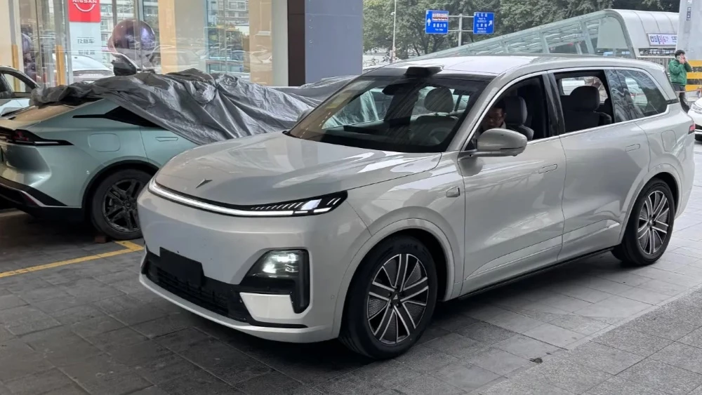 кроссовер Deepal S09 сбоку спереди в Китае