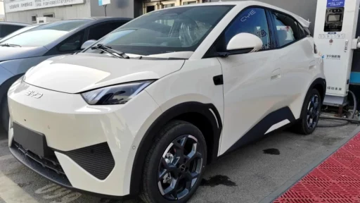 электрический хэтчбек BYD Seagull 2025 спереди сбоку