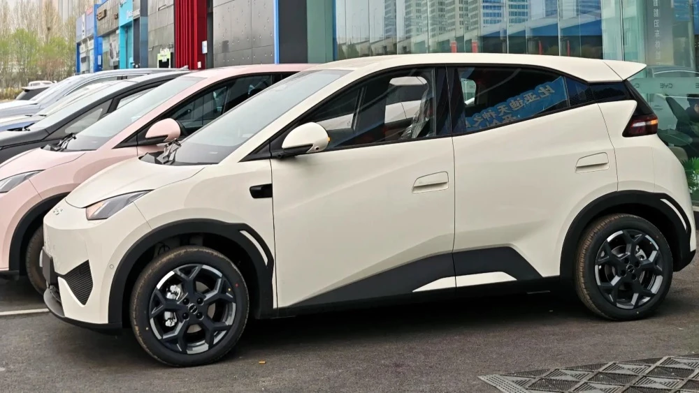 электрический хэтчбек BYD Seagull 2025 сбоку