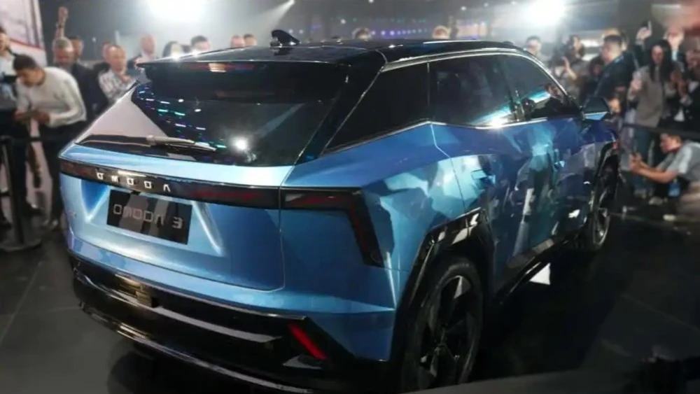 Кроссовер Omoda C3 сбоку сзади в Китае