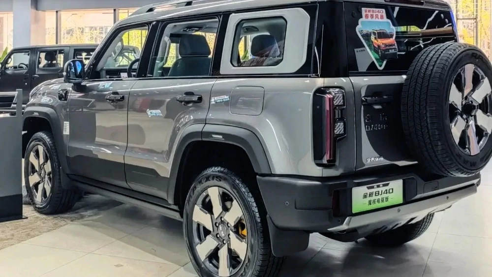 BAIC BJ40e сзади сбоку гибрид