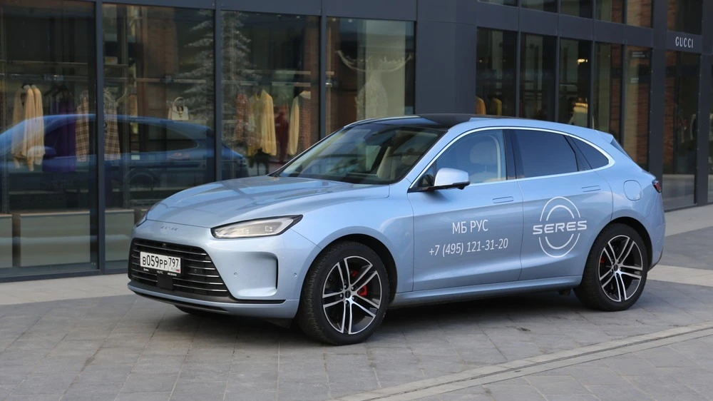 Seres Aito M5: китайский ответ Porsche Macan? Обзор Антона Архипова Aito Seres m5 спереди сбоку