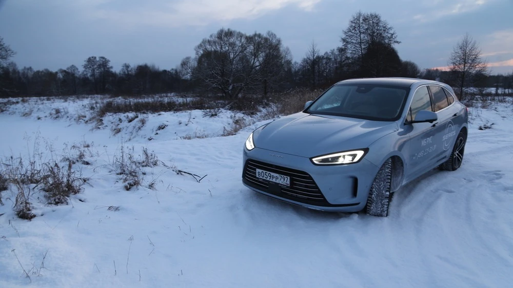 Aito Seres m5 сбоку спереди бездорожье в снегу