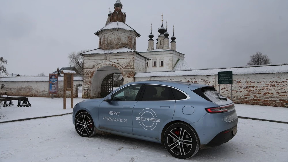 Aito Seres m5 сзади сбоку