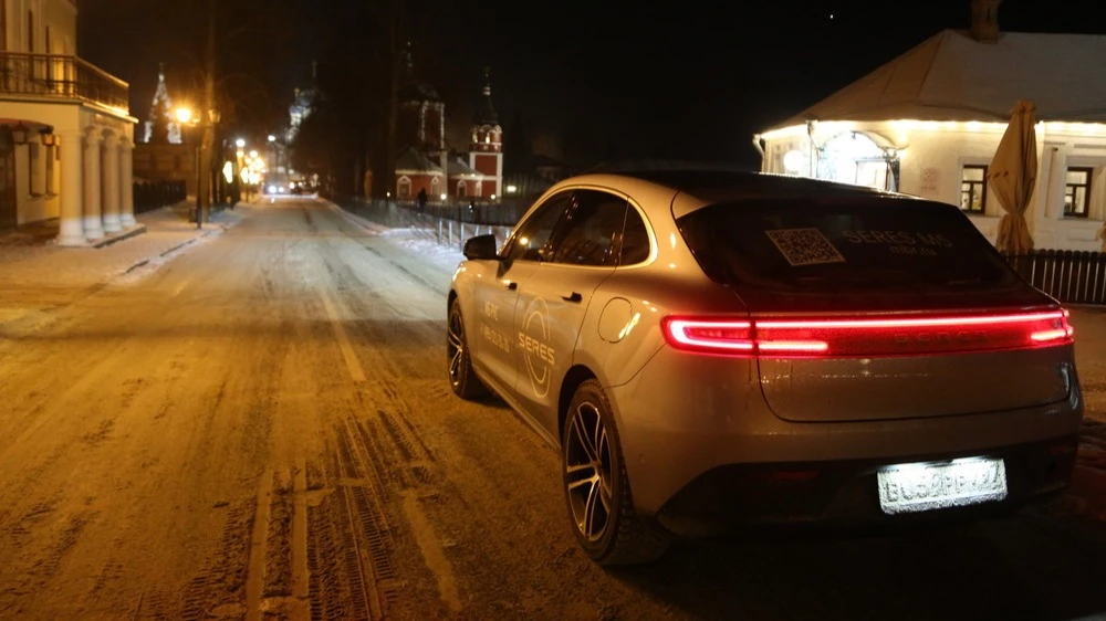 Aito Seres m5 сзади сбоку ночной свет фонари