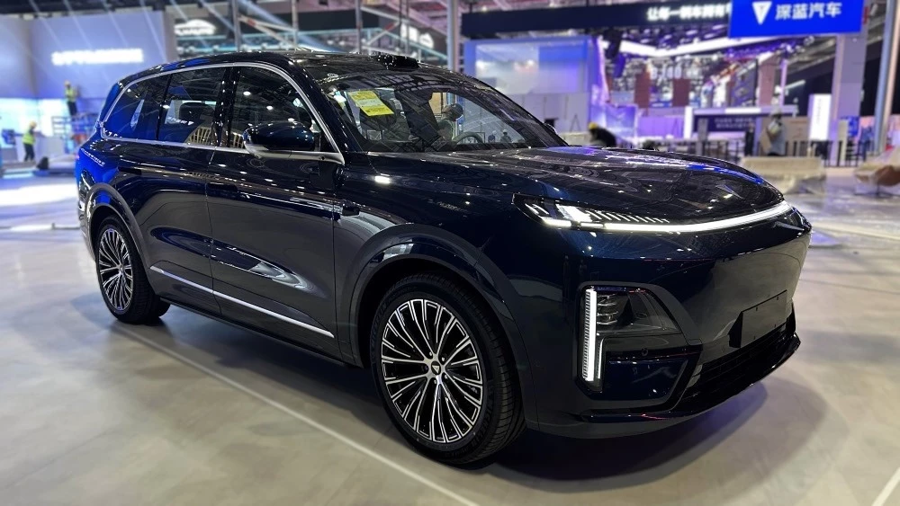 кроссовер Changan Deepal S09 сбоку спереди в Шанхае 2025