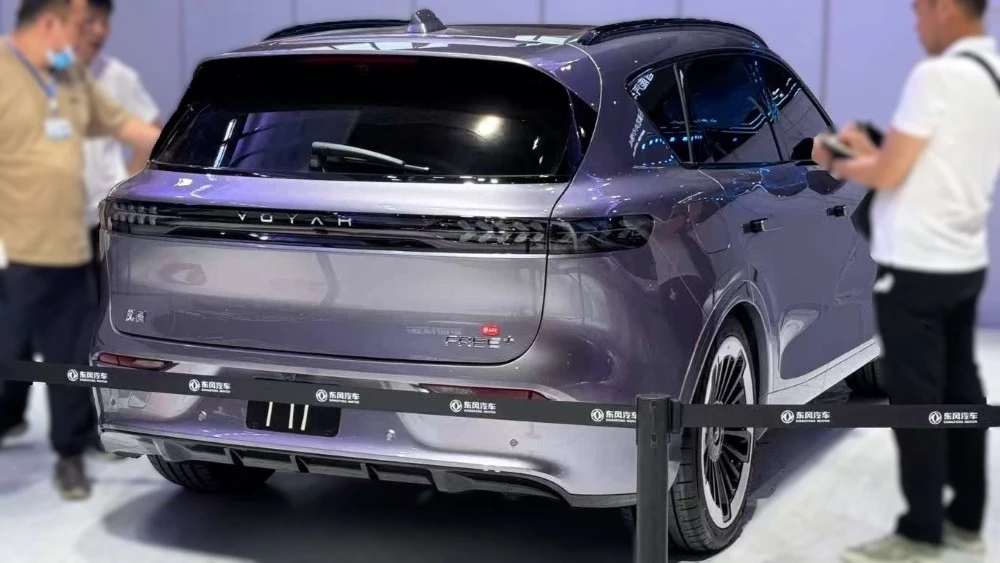 кроссовер Voyah Free сбоку сзади в Шанхае 2025