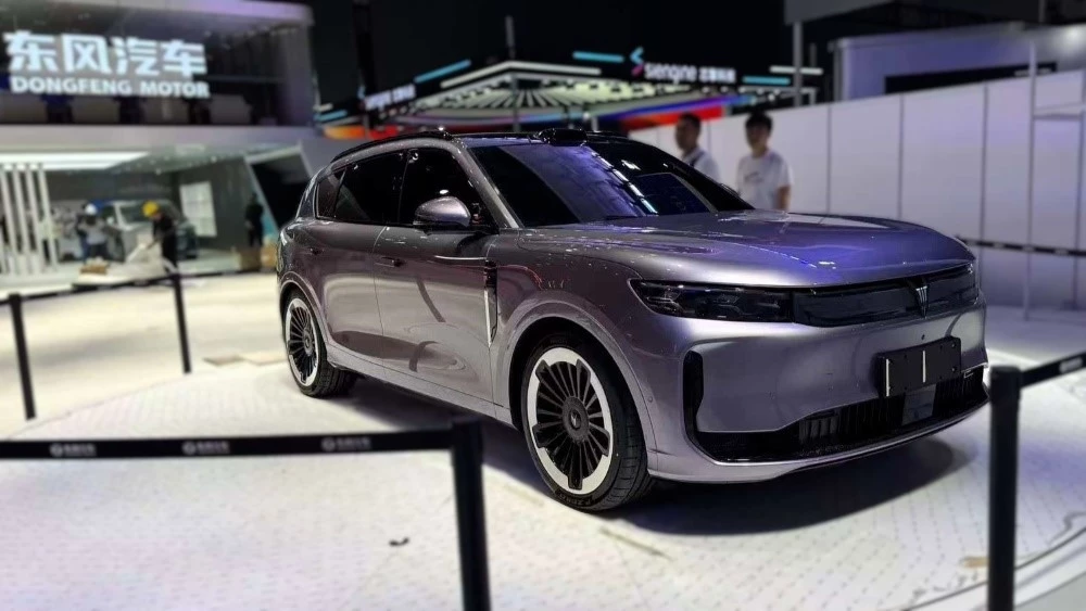 кроссовер Voyah Free сбоку спереди в Шанхае 2025