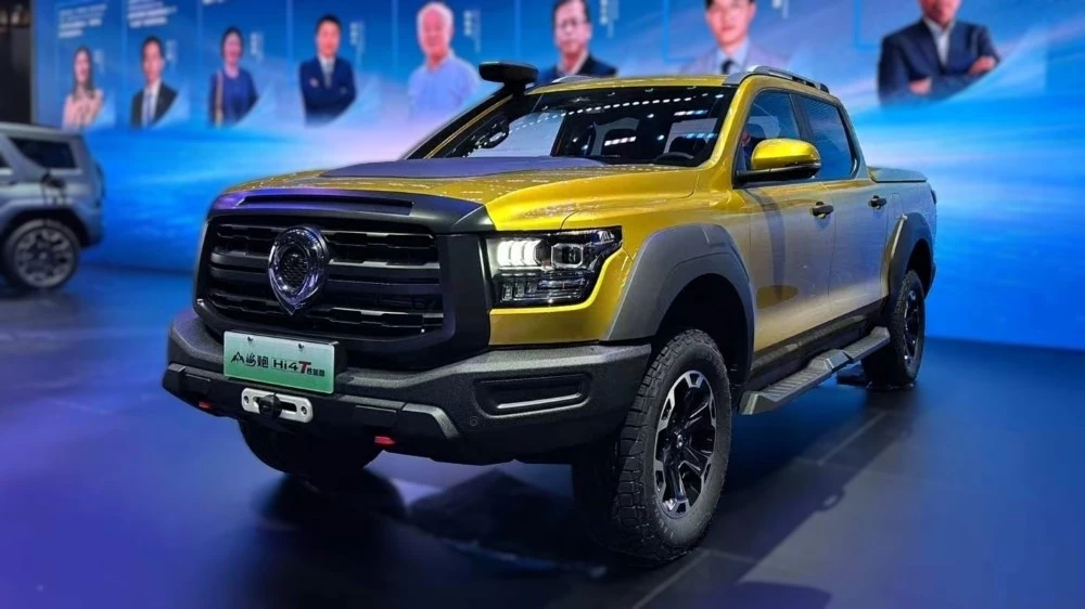 пикапа Shanhai Poer гибрид спереди сбоку в Шанхае 2025