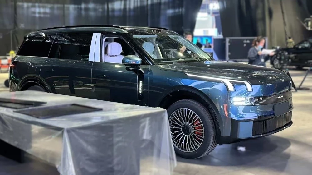 кроссовер Lynk & Co 900 сбоку спереди в Шанхае 2025