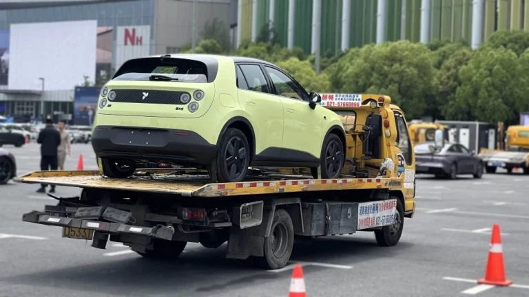 хэтчбек Firefly сбоку сзади в Шанхае 2025