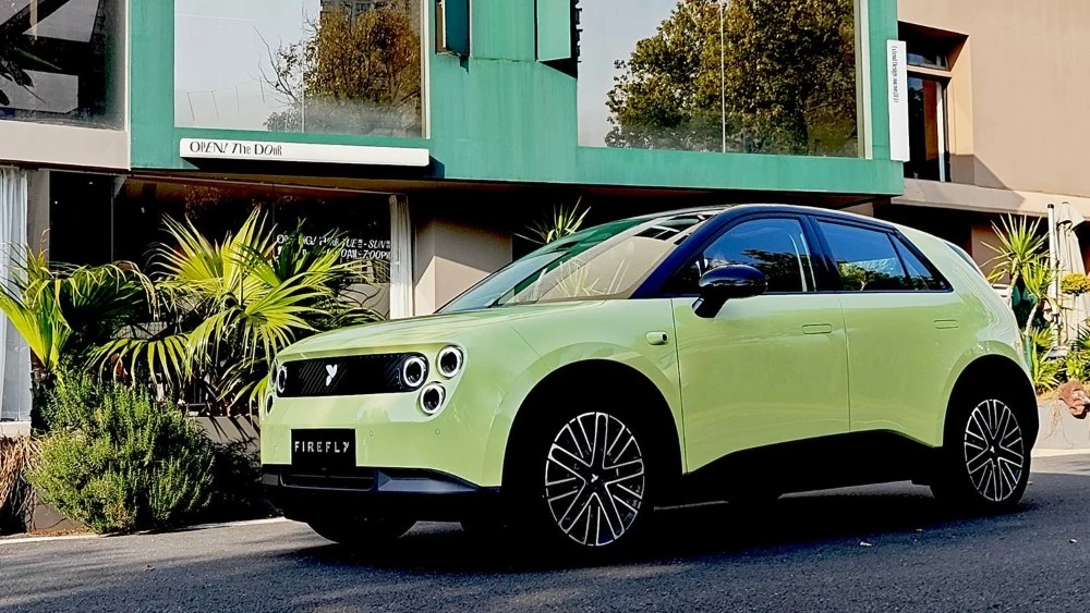 электрический хэтчбек Nio Firefly EV сбоку спереди