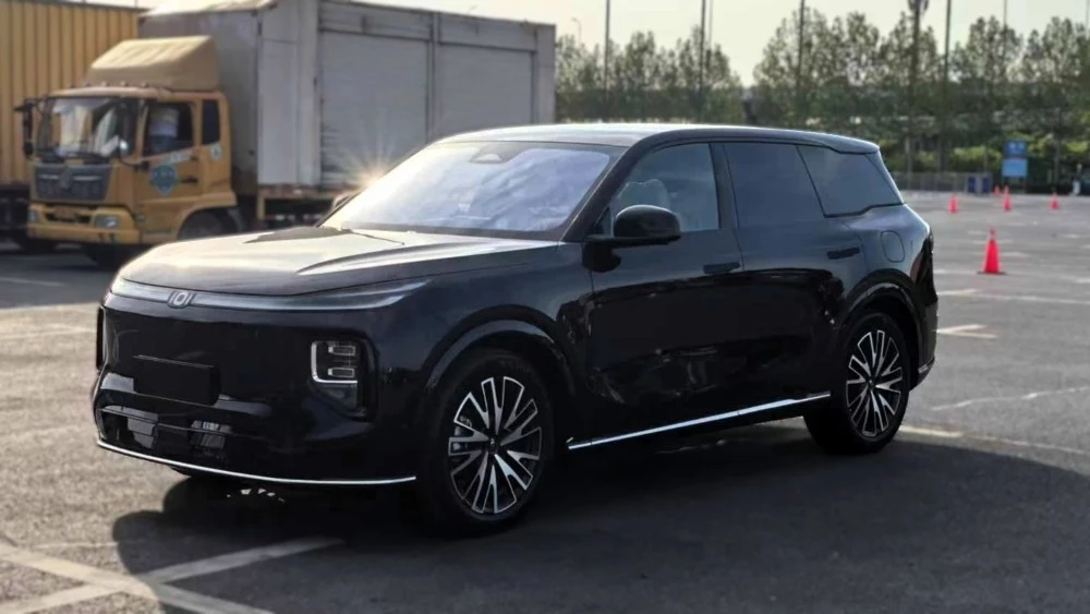 кроссовер Changan Nevo Q07 сбоку спереди в Шанхае 2025