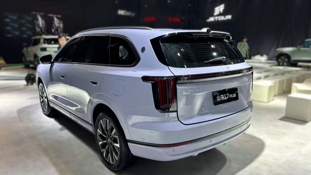 кроссовер Jetour Shanhai L7 Plus гибрид сзади сбоку в Шанхае 2025