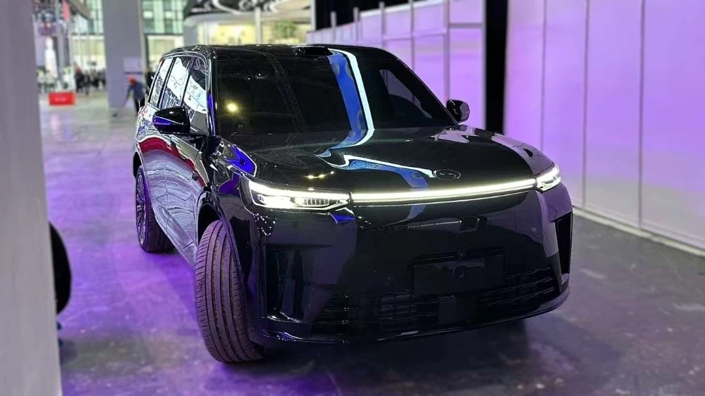 кроссовер GAC Trumpchi S9 спереди сбоку в Шанхае 2025