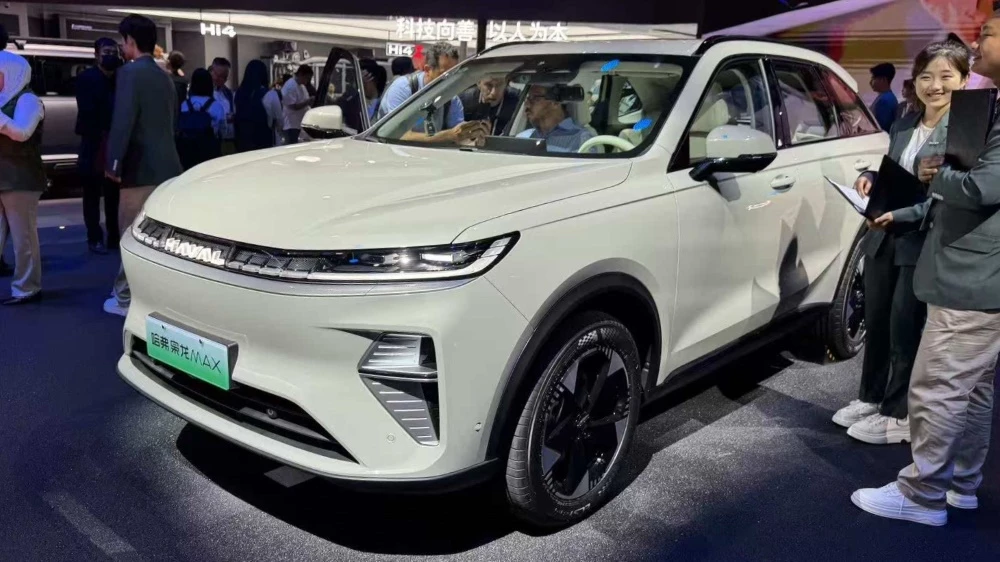 кроссовер Haval Xiaolong Max спереди сбоку в Шанхае 2025