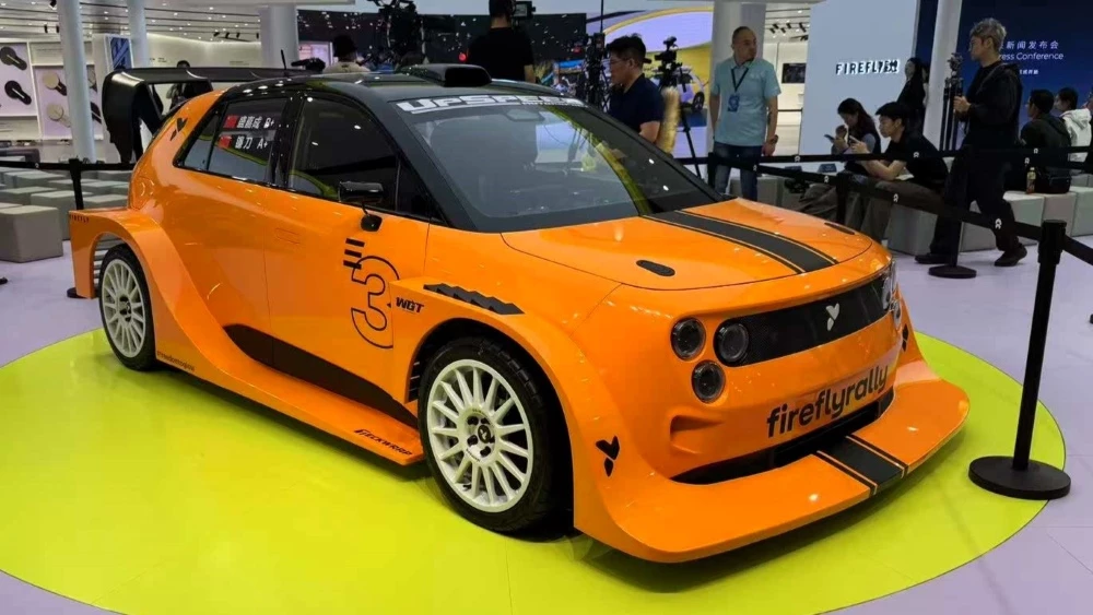 хэтчбек Nio Firefly сбоку спереди в Шанхае 2025