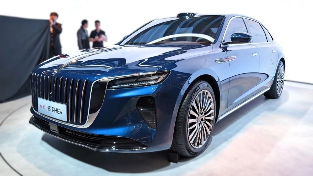 Седан Hongqi H9 PHEV сбоку спереди в Шанхае 2025