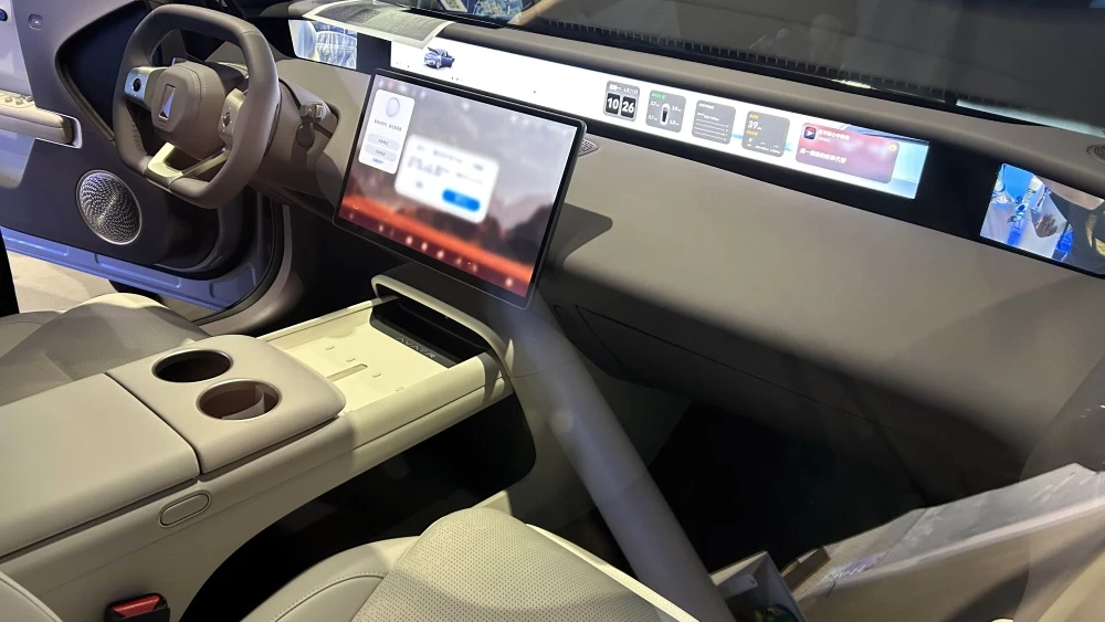 седан Changan Avatr 06 интерьер в Шанхае 2025