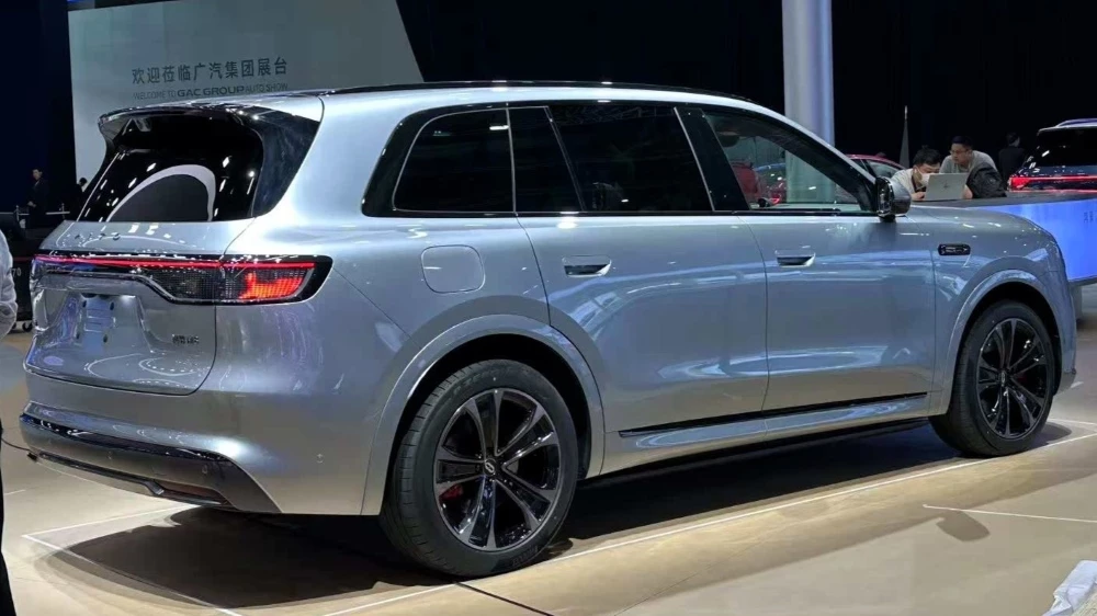 кроссовер Aito M8 сзади сбоку в Шанхае 2025