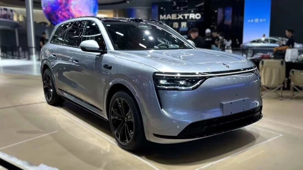 кроссовер Aito M8 спереди сбоку в Шанхае 2025