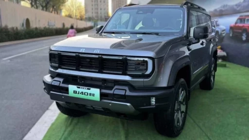 BAIC BJ40e сбоку спереди гибрид