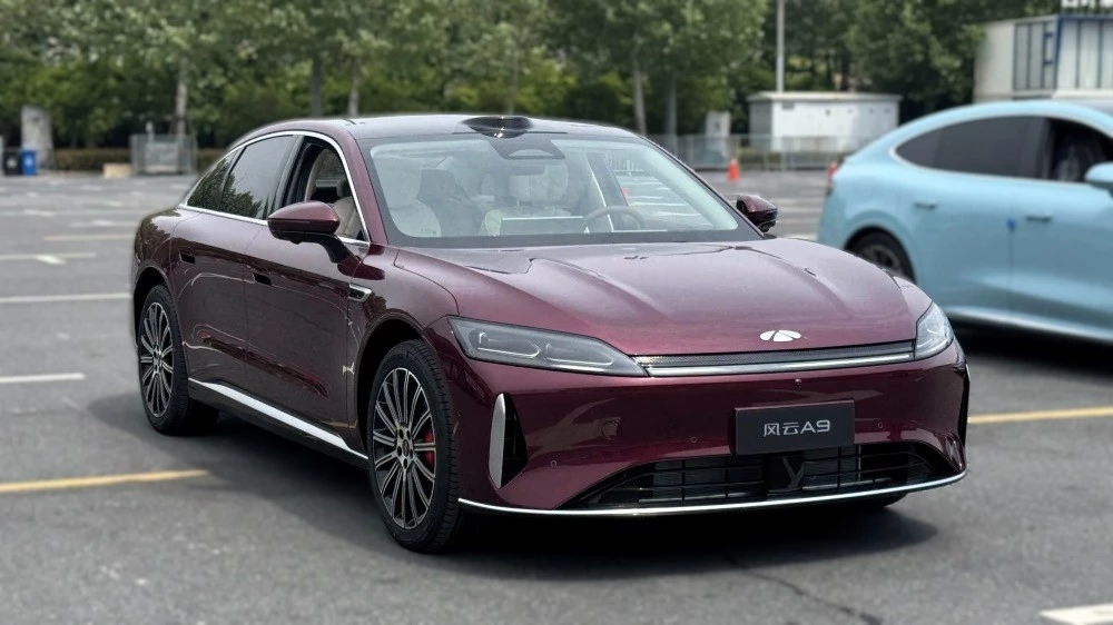 седан Chery Fulwin A9 сбоку спереди в Шанхае 2025