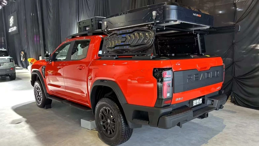 пикап Jetour Jiexiangshi сзади сбоку в Шанхае 2025