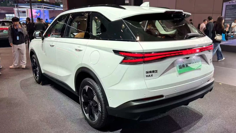 кроссовер Haval Xiaolong Max сзади сбоку в Шанхае 2025