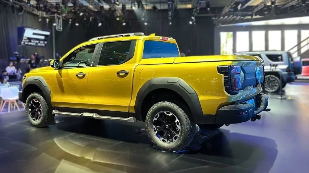 пикапа Shanhai Poer гибрид сзади сбоку в Шанхае 2025