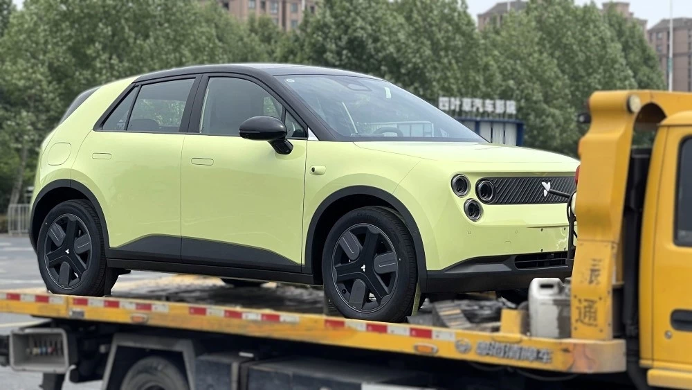 хэтчбек Firefly сбоку спереди в Шанхае 2025