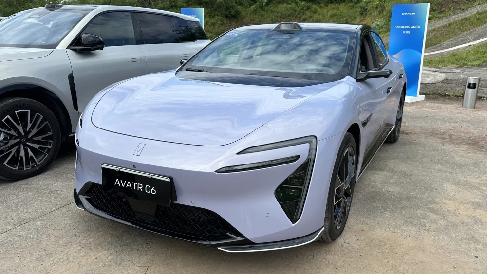 Седан Avatr 06 сбоку спереди в китае