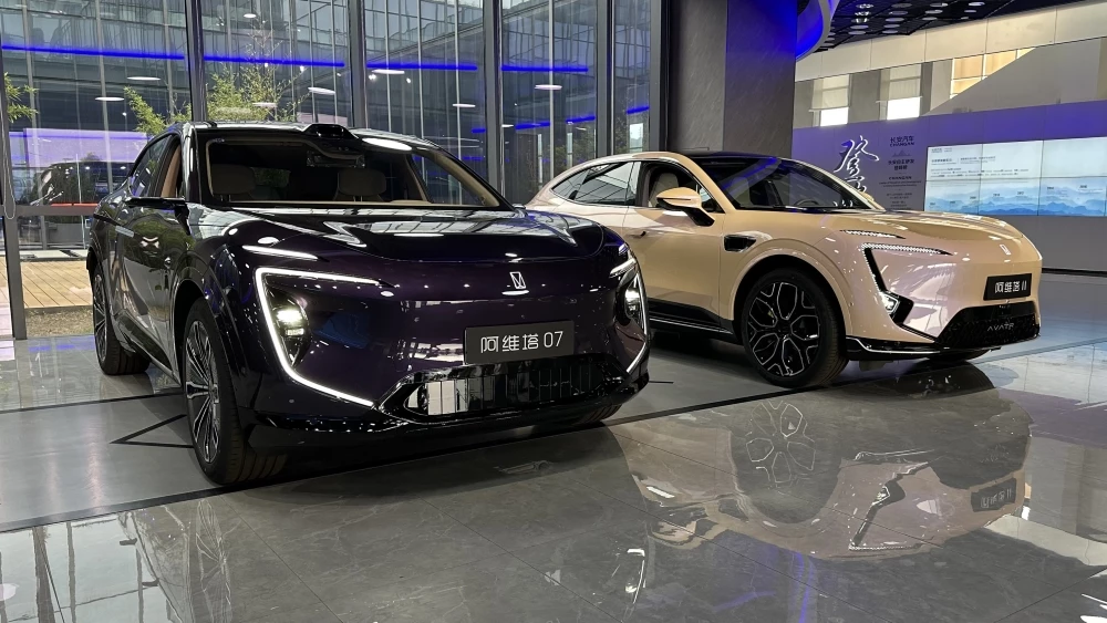 Avatr 07 и Avatr 11 сбоку спереди