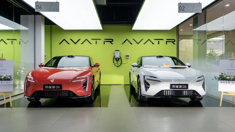 Седаны Avatr 06 спереди