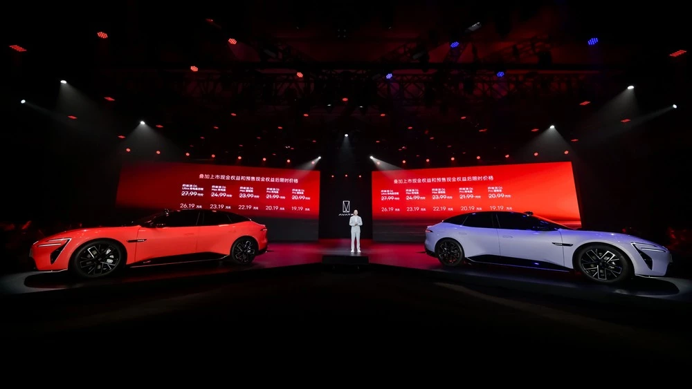 Седан Avatr 06 сбоку спереди цены комплектации в китае