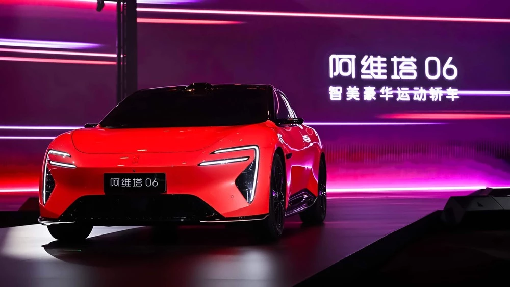 Седан Avatr 06 сбоку спереди