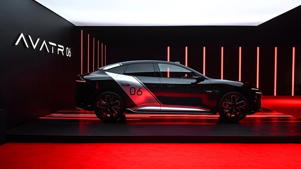 Седан Avatr 06 сбоку