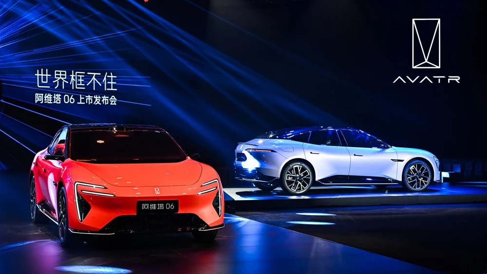 Седаны Avatr 06 сбоку спереди презентация