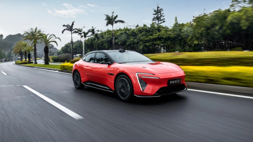 Седан Avatr 06 сбоку спереди в динамике